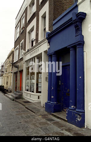 In Notting Hill (1999) the famous house with the blue door was