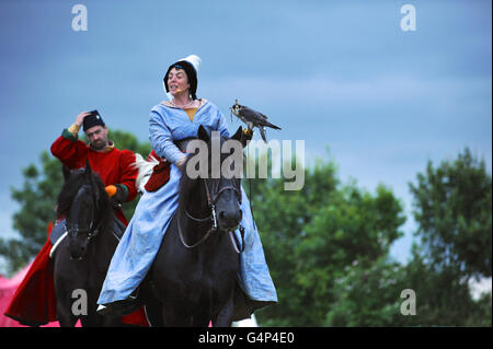 Greenwich, London, UK. 18th June, 2016. Re-enactors dressed in period costume during a falconry demonstration at a medieval jousting competition in Greenwich, London, UK. The 'Grand Medieval Joust' was held at Eltham Palace, an English Heritage property which was the home of King Henry VIII as a child. The event aims to give an insight into life at the palace during the medieval period. Credit:  Michael Preston/Alamy Live News Stock Photo