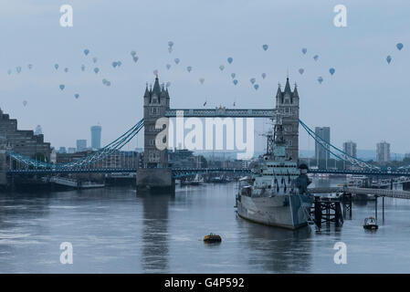 London, UK. 19th June, 2016. Fifty hot air balloons take off at dawn and fly over central London in a Regatta raising funds and awareness for the Lord Mayor's Appeal and the City of London. Credit:  Stephen Chung/Alamy Live News