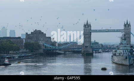 London, UK. 19th June, 2016. Fifty hot air balloons take off at dawn and fly over central London in a Regatta raising funds and awareness for the Lord Mayor's Appeal and the City of London. Credit:  Stephen Chung/Alamy Live News