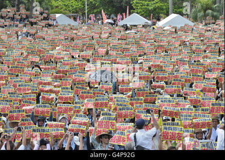 Okinawa, Japan. 19th June, 2016. Massive protest on Okinawa opposing US ...