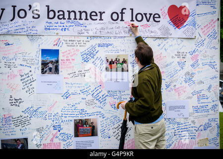 London, UK. 18th June, 2016. Parliament Square, London. 18th June 2016. A man adds his message of tribute to Jo Cox © Sam Chipman/Alamy Live News Stock Photo