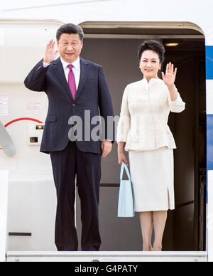 Warsaw, Poland. 19th June, 2016. Chinese President Xi Jinping (L) and his wife Peng Liyuan wave as they arrive at the airport in Warsaw, Poland, June 19, 2016. Xi Jinping arrived in Warsaw Sunday for a state visit to Poland. Credit:  Xie Huanchi/Xinhua/Alamy Live News