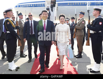 Warsaw, Poland. 19th June, 2016. Chinese President Xi Jinping and his wife Peng Liyuan disembark from the plane upon their arrival in Warsaw, Poland, June 19, 2016. Xi Jinping arrived in Poland Sunday for a state visit. Credit:  Rao Aimin/Xinhua/Alamy Live News