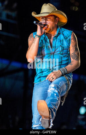 Chicago, Illinois, USA. 19th June, 2016. Country musician JASON ALDEAN performs live at FirstMerit Bank Pavilion during the Windy City LakeShake Music Festival in Chicago, Illinois © Daniel DeSlover/ZUMA Wire/Alamy Live News Stock Photo