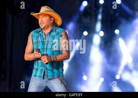 Chicago, Illinois, USA. 19th June, 2016. Country musician JASON ALDEAN performs live at FirstMerit Bank Pavilion during the Windy City LakeShake Music Festival in Chicago, Illinois © Daniel DeSlover/ZUMA Wire/Alamy Live News Stock Photo