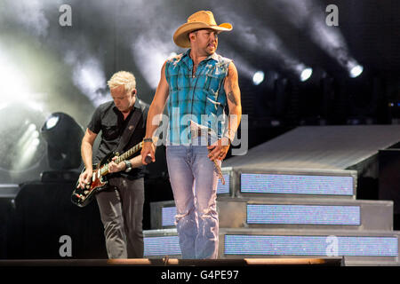 Chicago, Illinois, USA. 19th June, 2016. Country musician JASON ALDEAN performs live at FirstMerit Bank Pavilion during the Windy City LakeShake Music Festival in Chicago, Illinois © Daniel DeSlover/ZUMA Wire/Alamy Live News Stock Photo