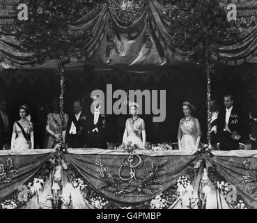 The Queen and her guests stand during the playing of the national anthems before the gala performance in honour of King Gustav Adolf and Queen Louise of Sweden, at the Royal Opera House, Covent Garden. Left to right; Princess Margaret, Lord Waverley, King Gustav Adolf, the Queen, Queen Louise, the Marquess of Salisbury and the Duke of Edinburgh Stock Photo