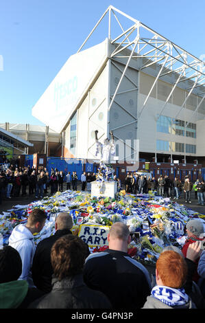 Fans stand around the shrine to Gary Speed, at the Billy Bremner statue outside Leeds United football ground, Elland Road. Stock Photo