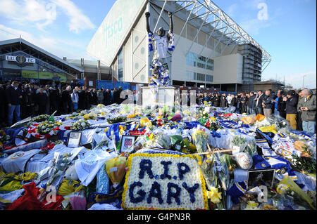 Leeds fans pay tribute to Gary Speed. Fans stand around the shrine to Gary Speed, at the Billy Bremner statue outside Leeds United football ground, Elland Road. Stock Photo