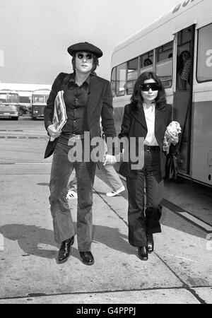 MARCH 20TH : On this day in 1969 Beatle John Lennon married Yoko Ono in Gibraltar. They followed this with a honeymoon 'bed-in' for peace in the presidential suite of the Hilton Hotel, Amsterdam, where their message was ' Make love not war'. John Lennon and wife Yoko Ono arrive at Heathrow Airport in London from New York for tommorow's publication of Yoko's paperback book 'Grapefruit' by Sphere Books Stock Photo