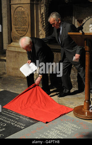 Seamus Heaney (left) unveils the Ted Hughes memorial in the Poets' corner of Westminster Abbey, London. Stock Photo