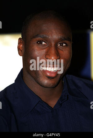 Disney Awards/Campbell. Tottenham Hotspur and England Defender Sol Campbell at the Disney Channel Kids Awards held at the London Arena. Stock Photo