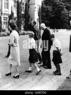 American President Dwight D. Eisenhower walks with Queen Elizabeth II, the Duke of Edinburgh, Princess Anne and the Prince of Wales at Balmoral. Also in the group is Major John Eisenhower, behind the Queen. Stock Photo