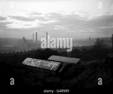 PA Photo : OLDHAM, CIRCA 1956. A library file picture of housing and factories in Oldham, Lancashire, taken from the Pennines. A heavy smog hangs over the town. Stock Photo