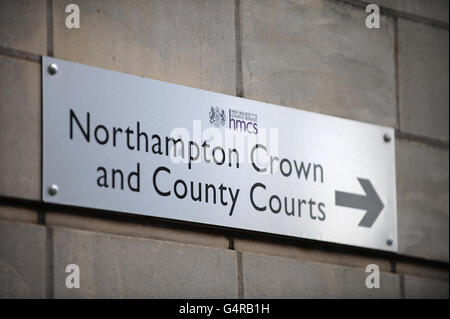 A sign pointing the way to Northampton Crown and County Courts building Stock Photo