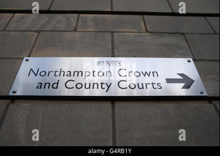 A sign pointing the way to Northampton Crown and County Courts building Stock Photo