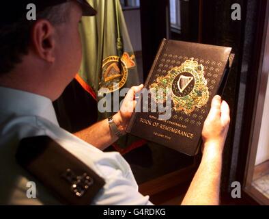 The last Officers of the Royal Ulster Constabulary Stock Photo - Alamy