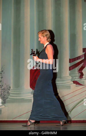 PA Photo 30/1/95 : Diana's Dresses. The Princess of Wales wearing a long dinner dress in silk crepe, by Catherine Walker carries an award from the council of fashion designers of America to present to Liz Tilberis, the Editor-in Chief of the fashion magazine 'Harper's Bazaar' at the council's awards ceremony in Lincoln Centre, New York Stock Photo