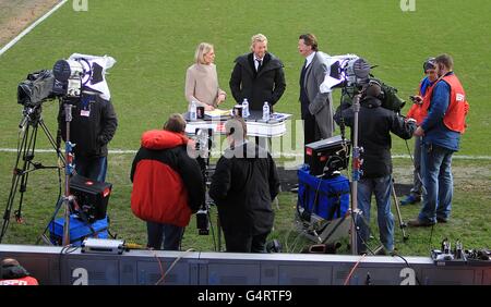 (left to right) ESPN presenter Rebecca Lowe with pundits Robbie Savage and Steven McManaman prepare for a piece on camera Stock Photo
