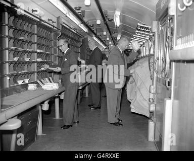 Postal workers sort mail on the new 'Great Western Traveling Post Office', a special mail sorting train for the West Country. The new train will serve Buckinghamshire, Bedfordshire, Oxfordshire, Somerset and Gloucestershire. Stock Photo