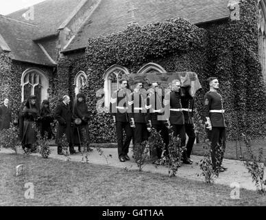 Queen Mary, King George V, Princess Victoria and other members of the Royal family follow the coffin of Queen Alexandra (wife of King Edward VII). The coffin is carried by NCOs from the Grenadier Guards. Stock Photo