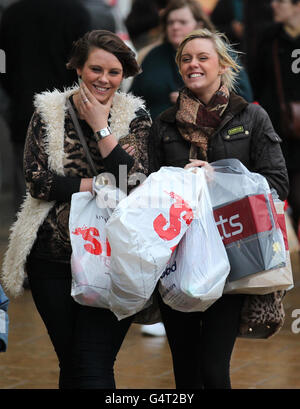 Boxing Day shoppers on Princes Street in Edinburgh Stock Photo - Alamy