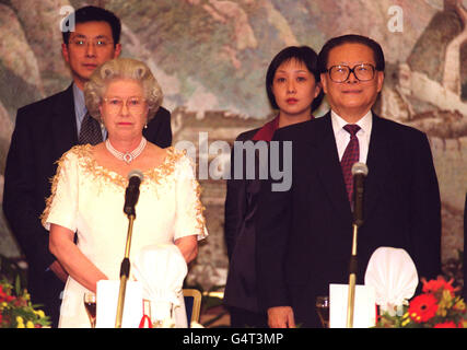 CHINESE BANQUET. The Queen with Chinese President Jiang Zemin during the banquet held at the Chinese Embassy in London. Stock Photo