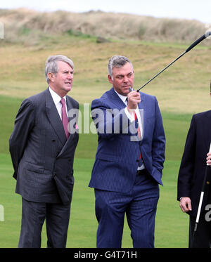 Golf - Irish Open Announcement - Royal Portrush Golf Club. Darren Clarke (right) with Chairman of Falite Ireland Redmond O'Donoghue during the photocall at Royal Portrush Golf Club in County Antrim. Stock Photo