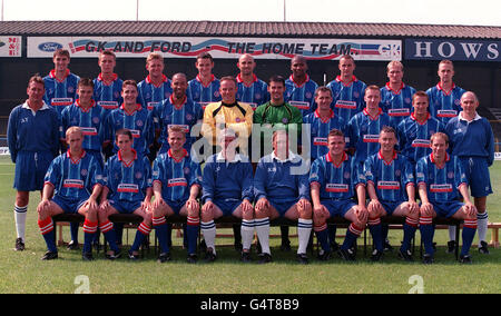 League Division Two team Chesterfield FC, at the Recreation Ground, ahead of the 1999-2000 season. * Back Row (L-R) Lee Danysz, Daniel Barrett, David Reeves, Ian Breckin, Steve Blatherwick, Roger Willis, Michael Simpkins, Marcus Ebdon, Steve Woods. Middle Row (L-R) alan Young, James Lomas, Steve Payne, Jason Lee, Andy Leaning, Billy Mercer, Chris Beaumont, Antony Carrs, Tom Cutis, Dave Rushbury. Front Row (L-R) Chris Bettney, James Dooley, Gregg Pearce, John Duncan, Kevin Randell, Paul Holland, Jamie Hewitt, Jonathan Howard. Stock Photo