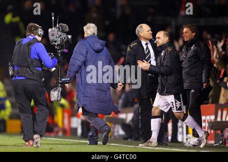 Soccer - Barclays Premier League - Fulham v Arsenal - Craven Cottage. Arsenal manager Arsene Wenger (left) and Fulham manager Martin Jol (right) shake hands after the match Stock Photo