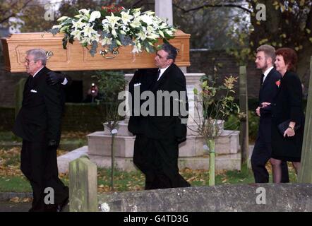 Blind Date presenter Cilla Black (far right) arrives with her son Robert (2nd right), for the funeral of her husband Bobby Willis at St. Mary the Virgin Church in Denham, Buckinghamshire. Willis died 27/10/99 after a battle with liver and lung cancer, aged 57. Stock Photo
