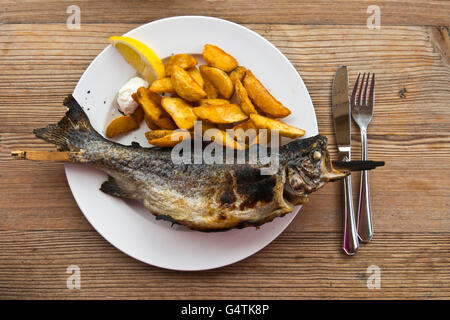 Forelle am Stock mit Kartoffelecken Stock Photo