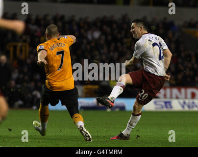 Soccer - Barclays Premier League - Wolverhampton Wanderers v Aston Villa - Molineux Stadium. Aston Villa's Robbie Keane scores second goal during the Barclays Premier League match at the Molineux, Wolverhampton. Stock Photo