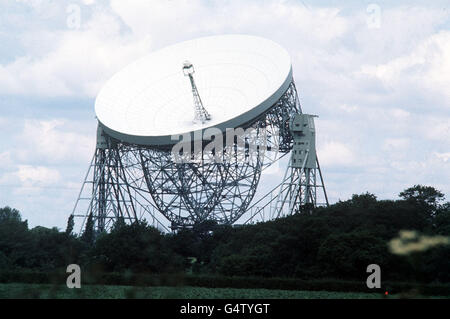 Library file dated June 1977 of the Jodrell Bank Radio Telescope in Cheshire. Astronomers have used a radio telescope the size of the Earth to peer into the raging heart of an unstable starburst galaxy, it was disclosed Wednesday 8 December 1999. The observations, from one of the largest radio astronomy experiments of all time, were led by British astronomers at Jodrell Bank and the University of Sheffield. Using a collection of 20 radio telescopes working together around the Earth, the team produced images of unprecedented detail of a galaxy 10 million light years away called M82. PA photo. Stock Photo