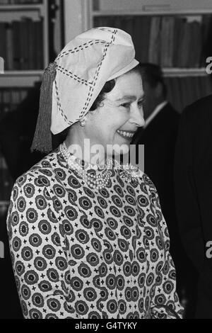 Queen Elizabeth II visiting the Royal Institute of International Affairs, Chatham House, where she opened the re-built John Power Hall in St James's Square, London. Stock Photo