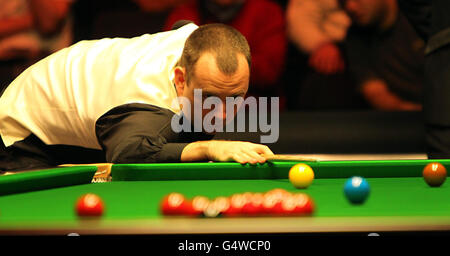 Mark Williams in action against Neil Robertson during The Masters 2012 at Alexandra Palace, London. Stock Photo