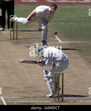 England's Darren Gough (top) bowls a bouncer at Gary Kirsten of South Africa, during the fifth day of their Third Test at the Kingsmead cricket ground in Durban, South Africa. Stock Photo