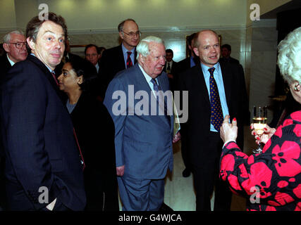 Former Tory Prime Minister Edward Heath (centre) with current Tory Leader William Hague (2nd R) and Prime Minister Tony Blair (L), who unveiled a portrait by Jane Bond of the Speaker of the House of Commons Betty Boothroyd (right, half in picture). * ...at the reception of No.1 Parliament Street, Westminster. Stock Photo