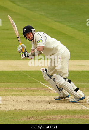 Cricket - LV= County Championship - Division One - Day Two - Middlesex v Worcestershire - Lord's. Middlesex's Sam Robson hits out Stock Photo