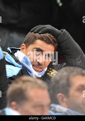 Soccer - Barclays Premier League - Manchester City v Fulham - Etihad Stadium. Manchester City's new signing David Pizarro (centre) on the bench Stock Photo