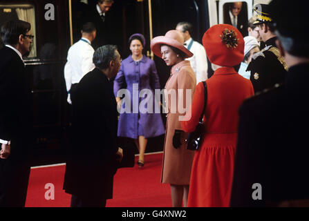 Queen Elizabeth II greets Emperor Hirohito of Japan at Victoria Station. Princess Margaret is seen alighting from the train. Stock Photo