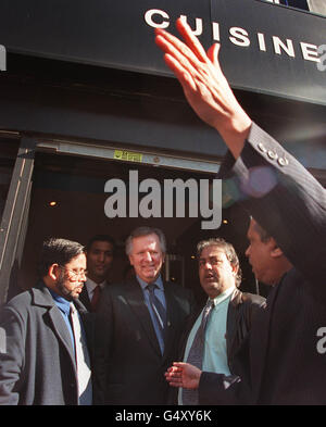 Conservative London Mayoral candidate Steve Norris meets the public, on a walkabout in London's Brick Lane, while canvassing for votes for the election for London Mayor in May 2000. Stock Photo