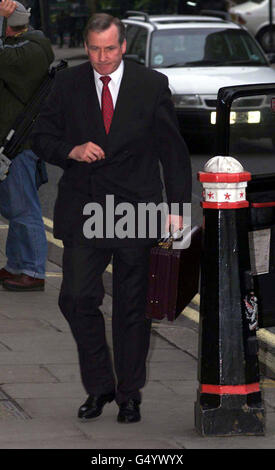 DCI Denis McGookin, of Kent Police arriving at the Old Bailey in London where the trial of Kenneth Noye, accused of murdering Stephen Cameron, is due to start. Noye, 52, from Kent is alleged to have murdered 21-year-old Mr Cameron in May 1996. Stock Photo