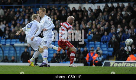 Leeds United's Luciano Becchio (left) scores his sides third goal of the game during the npower Football League Championship match at Elland Road, Leeds. Stock Photo