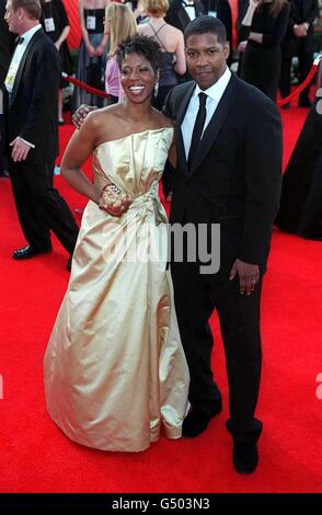 Oscar nominee actor Denzel Washington and his wife Pauletta Person arrive for the 72nd Annual Academy Awards, The Oscars, at the Shrine Auditorium in Los Angeles, USA. Stock Photo