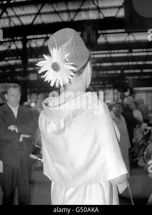 Horse Racing - Royal Ascot - Race Goers at Waterloo Station, London. Mrs. Helen Shaw arrives at London's Waterloo Station before heading off to Royal Ascot Stock Photo