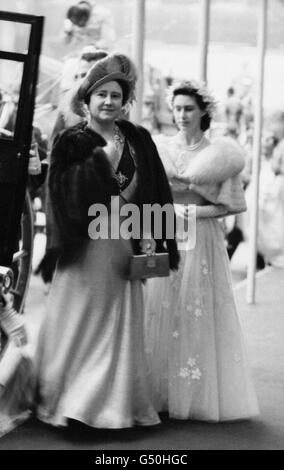 Queen Elizabeth (left) (later the Queen Mother) and Princess Margaret outside Westminster Abbey prior to the marriage of Princess Elizabeth to the Duke of Edinburgh. Stock Photo