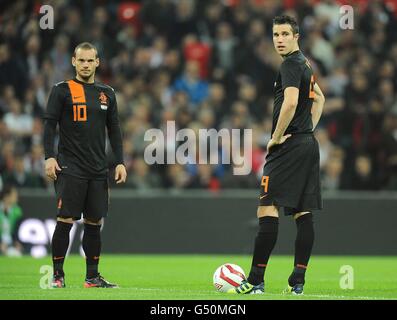 Soccer - International Friendly - England v Netherlands - Wembley Stadium. Netherlands' Wesley Sneijder (left) and Robin Van Persie (right) during the match Stock Photo