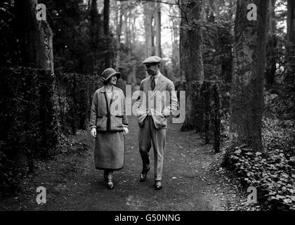 PA NEWS PHOTO 1/5/23: THE DUCHESS OF YORK (LATER THE QUEEN MOTHER) WITH HER HUSBAND, THE DUKE OF YORK (LATER KING GEORGE VI), ON THEIR HONEYMOON ENJOYING A WALK IN THE GROUNDS AT POLESDEN LACEY, SURREY. Stock Photo